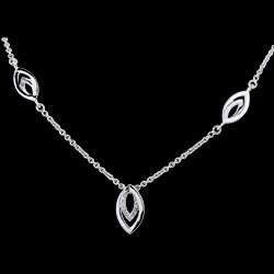 <a href=http://argent.edenly.com/collier-ras-le-cou-argent/collier-plumette-argent-diamant,6273,2016.html?liste_cat=2016 style=color:#fff;text-decoration:none;><u>Collier Plumette argent et diamant</u><br><br><b>89 €</b></a>