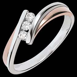 <a href=http://it.edenly.com/anelli-sottili/anello-trilogy-ambra-oro-rosa-bianco-diamanti,1091,7.html?url=anelli&liste_cat=6X7X8X32X33X35X43 style=color:#fff;text-decoration:none;>Anello Trilogy Ambra oro rosa - bianco - 3 diamanti <br><b style=color:#FFE492;>520 €</b> (-46%) </a>