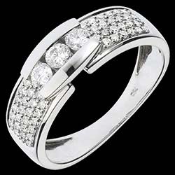<a href=http://www.edenly.com/collection-edencity/bague-trilogie-serrure-pavee,1093,112.html?liste_cat=112 style=color:#fff;text-decoration:none;><u>Bague trilogie Serrure pav�e or blanc - 0.51 carats - 57 diamants</u><br><br><b>1720 €</b></a>