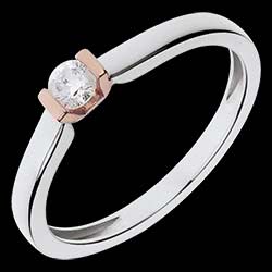 <a href=http://en.edenly.com/pink-moon-collection/pink-and-white-gold-isabelle-solitaire,1125,115.html?liste_cat=115 style=color:#fff;text-decoration:none;><u>Pink and White gold Isabelle Solitaire Ring</u><br><br><strike>� 669</strike> (-37%) <b style=color:#FF9999;>� 429</b></a>