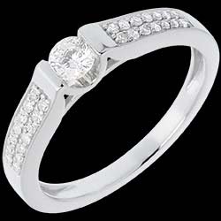 <a href=http://de.edenly.com/solitar-umrandet-von-diamanten/solitar-arche-weissgold-031-karat-29-diamanten,248,4.html?liste_cat=4 style=color:#fff;text-decoration:none;><u>Solit�r Arche in Weissgold - 0.31 Karat - 29 Diamanten</u><br><br><b>1380 €</b></a>