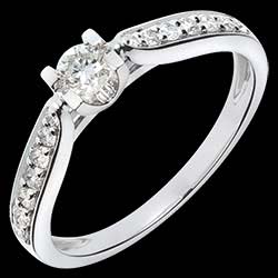 <a href=http://it.edenly.com/anelli-solitari-con-diamanti/solitario-duchessa-oro-bianco-41-carati-15-diamanti,1092,4.html?mode_search=best style=color:#fff;text-decoration:none;>Solitario Duchessa oro bianco  - 0.41 carati - 15 diamanti <br><b style=color:#FFE492;>790 €</b> (-50%) </a>