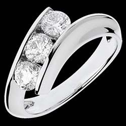 <a href=http://www.edenly.com/trilogies/bague-trilogie-shemale-or-blanc,1094,5.html?liste_cat=2X3X4X5X12 style=color:#fff;text-decoration:none;><u>Bague Trilogie Shemale or blanc - 1 carats - 3 diamants</u><br><br><strike>4350 €</strike> (-31%) <b style=color:#FF9999;>2990 €</b></a>