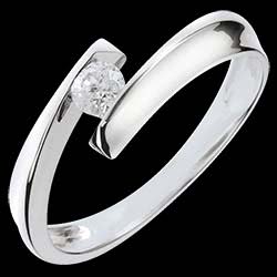 <a href=http://www.edenly.com/collection-lune-d-eden/bague-solitaire-or-blanc-orphee,1130,118.html?liste_cat=118 style=color:#fff;text-decoration:none;><u>Bague solitaire or blanc Orph�e</u><br><br><strike>880 €</strike> (-33%) <b style=color:#FF9999;>590 €</b></a>