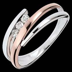 <a href=http://www.edenly.com/trilogies/bague-trilogie-delphea-or-rose-or-blanc,1097,5.html?url=bague-fiancaille&liste_cat=2X3X4X5X12 style=color:#fff;text-decoration:none;>Bague trilogie Delphea or rose- or blanc - 3 diamants <br><b style=color:#FFE492;>590 €</b> (-34%) </a>