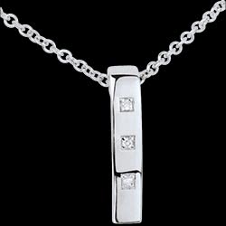 <a href=http://argent.edenly.com/collier-ras-le-cou-argent/collier-trilogie-triomphe-argent-diamant,6259,2016.html?liste_cat=2016 style=color:#fff;text-decoration:none;><u>Collier Trilogie Triomphe argent et diamant</u><br><br><b>99 €</b></a>