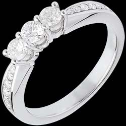<a href=http://www.edenly.com/trilogies/bague-trilogie-or-blanc-pavee-gm-carats,442,5.html?url=bague-fiancaille&liste_cat=2X3X4X5X12 style=color:#fff;text-decoration:none;>Bague trilogie or blanc pav�e  - 0.5 carats <br><b style=color:#FFE492;>1110 €</b> (-30%) </a>