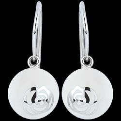 <a href=http://argent.edenly.com/boucles-d-orelles-pendantes-argent/boucles-oreilles-camelia-vision,6026,2024.html?liste_cat=2020X2022X2024X2023 style=color:#fff;text-decoration:none;><u>Boucles d'oreilles Cam�lia Vision 2</u><br><br><strike>130 €</strike> (-31%) <b style=color:#FF9999;>90 €</b></a>