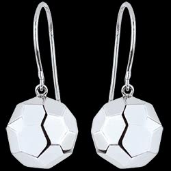 <a href=http://argent.edenly.com/boucles-d-orelles-pendantes-argent/boucles-oreilles-multi-facettes,6036,2024.html?liste_cat=2020X2022X2024X2023 style=color:#fff;text-decoration:none;><u>Boucles d'oreilles Multi-facettes 2</u><br><br><strike>110 €</strike> (-27%) <b style=color:#FF9999;>80 €</b></a>