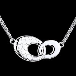 <a href=http://argent.edenly.com/collier-ras-le-cou-argent/collier-ecailles,6044,2016.html?liste_cat=2016 style=color:#fff;text-decoration:none;><u>Collier Ecailles</u><br><br><b>170 €</b></a>