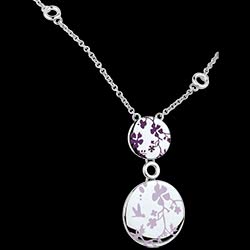 <a href=http://argent.edenly.com/collier-ras-le-cou-argent/collier-foret-enchantee,6054,2016.html?liste_cat=2016 style=color:#fff;text-decoration:none;><u>Collier F�ret enchant�e</u><br><br><strike>190 €</strike> (-32%) <b style=color:#FF9999;>130 €</b></a>