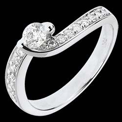 <a href=http://it.edenly.com/anelli-solitari-con-diamanti/solitario-solstizio-estate-oro-bianco-pave-49-carati-17-diamanti,1101,4.html?url=anelli-di-fidanzamento&liste_cat=2X3X4X5X12 style=color:#fff;text-decoration:none;>Solitario Solstizio d'estate oro bianco pav� - 0.49 carati - 17 diamanti <br><b style=color:#FFE492;>990 €</b> (-55%) </a>