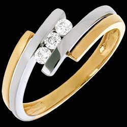<a href=http://mariage.edenly.com/trilogies-diamant/trilogie-double-jonc-mm-diamants,39,1005.html?liste_cat=1002X1003X1004X1005X1012 style=color:#fff;text-decoration:none;><u>Trilogie double-jonc (MM) - 3 diamants</u><br><br><strike>890 €</strike> (-30%) <b style=color:#FF9999;>620 €</b></a>