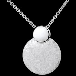 <a href=http://argent.edenly.com/collier-ras-le-cou-argent/collier-gretta-argent,6278,2016.html?liste_cat=2016 style=color:#fff;text-decoration:none;><u>Collier Gretta argent</u><br><br><b>69 €</b></a>