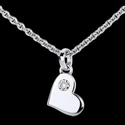 <a href=http://argent.edenly.com/collier-ras-le-cou-argent/collier-mon-petit-coeur-argent-diamant,6264,2016.html?liste_cat=2016 style=color:#fff;text-decoration:none;><u>Collier Mon petit coeur argent et diamant</u><br><br><b>69 €</b></a>