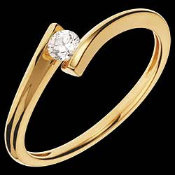 <a href=http://www.edenly.com/collection-lune-d-eden/bague-solitaire-eclipse-solaire,1138,118.html?liste_cat=118 style=color:#fff;text-decoration:none;><u>Bague Solitaire Apostrophe</u><br><br><strike>750 €</strike> (-29%) <b style=color:#FF9999;>530 €</b></a>