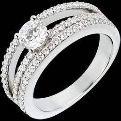 <a href=http://it.edenly.com/anelli-solitari-con-diamanti/solitario-impero-oro-bianco-pave-03-carati-67-diamanti,802,4.html?url=anelli-di-fidanzamento&liste_cat=2X3X4X5X12 style=color:#fff;text-decoration:none;>Solitario Impero oro bianco pav�  - 1.03 carati - 67 diamanti <br><b style=color:#FFE492;>3250 €</b> (-52%) </a>