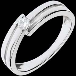 <a href=http://www.edenly.com/collection-lune-d-eden/bague-salome-or-blanc,1145,118.html?liste_cat=118 style=color:#fff;text-decoration:none;><u>Bague Salom� or blanc</u><br><br><strike>950 €</strike> (-31%) <b style=color:#FF9999;>660 €</b></a>