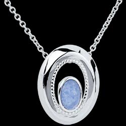 <a href=http://argent.edenly.com/collier-ras-le-cou-argent/collier-bleu-reve,6064,2016.html?liste_cat=2016 style=color:#fff;text-decoration:none;><u>Collier Bleu R�ve</u><br><br><strike>140 €</strike> (-29%) <b style=color:#FF9999;>100 €</b></a>