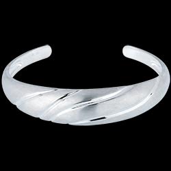 <a href=http://argent.edenly.com/bracelets-joncs-argent/bracelet-onde-gravee,6087,2018.html?liste_cat=2014X2018X2019 style=color:#fff;text-decoration:none;><u>Bracelet Onde Grav�e</u><br><br><strike>230 €</strike> (-30%) <b style=color:#FF9999;>160 €</b></a>
