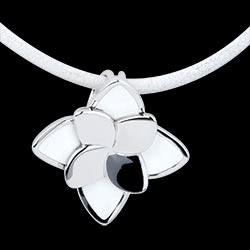 <a href=http://argent.edenly.com/collier-ras-le-cou-argent/collier-bianca,6088,2016.html?liste_cat=2016 style=color:#fff;text-decoration:none;><u>Collier Bianca</u><br><br><strike>130 €</strike> (-31%) <b style=color:#FF9999;>90 €</b></a>