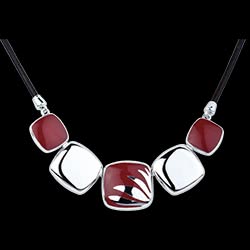 <a href=http://argent.edenly.com/collier-ras-le-cou-argent/collier-pourpre,6094,2016.html?liste_cat=2016 style=color:#fff;text-decoration:none;><u>Collier Pourpre 1</u><br><br><strike>200 €</strike> (-30%) <b style=color:#FF9999;>140 €</b></a>