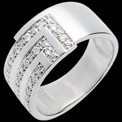 <a href=http://en.edenly.com/rings-large/cubic-diamond-paved-ring-white-17diamonds,71,8.html?liste_cat=6X7X8 style=color:#fff;text-decoration:none;><u>Cubic diamond paved ring white  - 17diamonds</u><br><br><strike>� 1559</strike> (-40%) <b style=color:#FF9999;>� 939</b></a>