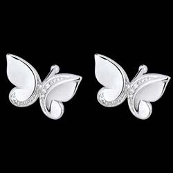 <a href=http://www.edenly.com/puces-diamants/boucles-oreilles-puces-papillons-or-blanc-diamants,1606,22.html?liste_cat=20X22X24X23X38 style=color:#fff;text-decoration:none;><u>Boucles d'oreilles puces Papillons or blanc et diamants</u><br><br><strike>400 €</strike> (-35%) <b style=color:#FF9999;>260 €</b></a>