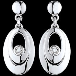 <a href=http://argent.edenly.com/boucles-d-orelles-pendantes-argent/boucles-oreilles-selena-argent-diamant,6248,2024.html?liste_cat=2020X2022X2024X2023 style=color:#fff;text-decoration:none;><u>Boucles d'oreilles Selena argent et diamant</u><br><br><b>99 €</b></a>