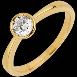 <a href=http://www.edenly.com/collection-lune-d-eden/solitaire-poupee-or-jaune,1311,118.html?liste_cat=118 style=color:#fff;text-decoration:none;><u>Solitaire Poup�e or jaune</u><br><br><b>1930 €</b></a>