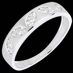 <a href=http://en.edenly.com/rings-fine/leafy-ring-white-gold-diamonds,1549,7.html?liste_cat=7 style=color:#fff;text-decoration:none;><u>Leafy Ring - White Gold - 5 diamonds</u><br><br><strike>� 679</strike> (-42%) <b style=color:#FF9999;>� 399</b></a>