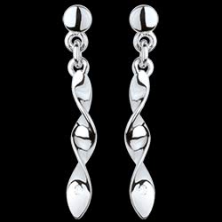 <a href=http://argent.edenly.com/boucles-d-orelles-pendantes-argent/boucles-oreilles-pendantes-oria-argent-diamant,6120,2024.html?liste_cat=2020X2022X2024X2023 style=color:#fff;text-decoration:none;><u>Boucles d'oreilles pendantes Oria - Argent Diamant</u><br><br><strike>110 €</strike> (-27%) <b style=color:#FF9999;>80 €</b></a>