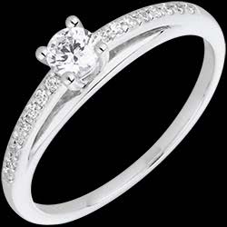 <a href=http://www.edenly.com/solitaires-accompagnes/bague-solitaire-diamant-avalon-or-blanc,1557,4.html?url=bague-fiancaille&liste_cat=2X3X4X5X12 style=color:#fff;text-decoration:none;>Bague solitaire diamant Avalon or blanc  - diamant 0.195 carat <br><b style=color:#FFE492;>690 €</b> (-30%) </a>