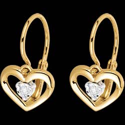 <a href=http://de.edenly.com/ohrhanger/,1514,24.html?liste_cat=24 style=color:#fff;text-decoration:none;><u>Ohrstecker Mon Amour in Gelbgold </u><br><br><b>290 €</b></a>