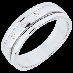 <a href=http://argent.edenly.com/bagues-larges-argent/bague-trilogie-eugenie-argent-diamant,6209,2008.html?liste_cat=2008 style=color:#fff;text-decoration:none;><u>Bague Trilogie Eug�nie argent et diamant</u><br><br><b>109 €</b></a>