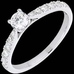 <a href=http://www.edenly.com/solitaires-accompagnes/bague-solitaire-cherie-or-blanc-diamants,869,4.html?liste_cat=2X3X4X5X12 style=color:#fff;text-decoration:none;><u>Bague Solitaire Belle Ch�rie or blanc et diamants</u><br><br><strike>2130 €</strike> (-35%) <b style=color:#FF9999;>1390 €</b></a>