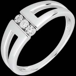 <a href=http://de.edenly.com/trilogie/diamant-ring-trilogie-selma-weissgold,1580,5.html?liste_cat=5 style=color:#fff;text-decoration:none;><u>Diamantring Trilogie Selma in Wei�gold</u><br><br><b>620 €</b></a>