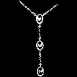 <a href=http://argent.edenly.com/collier-ras-le-cou-argent/collier-divina-argent,6274,2016.html?liste_cat=2016 style=color:#fff;text-decoration:none;><u>Collier Divina argent</u><br><br><b>69 €</b></a>