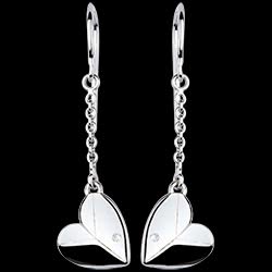 <a href=http://argent.edenly.com/boucles-d-orelles-pendantes-argent/boucles-oreilles-pendantes-coeurs-feuillage-argent,6154,2024.html?liste_cat=2020X2022X2024X2023 style=color:#fff;text-decoration:none;><u>Boucles d'oreilles pendantes Coeurs feuillage - Argent Diamant</u><br><br><strike>110 €</strike> (-27%) <b style=color:#FF9999;>80 €</b></a>