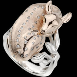 <a href=http://es.edenly.com/anillos-oro-creatives/anillo-cervatillo-oro-rosa-diamantes,4101,35.html?url=anillos-oro-creatives&liste_cat=35 style=color:#fff;text-decoration:none;>Anillo Cervatillo - oro rosa y diamantes <br><b>2200 €</b></a>