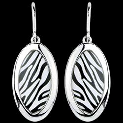 <a href=http://argent.edenly.com/boucles-d-orelles-pendantes-argent/boucles-oreilles-zebra,6158,2024.html?liste_cat=2020X2022X2024X2023 style=color:#fff;text-decoration:none;><u>Boucles d'oreilles Zebra 1</u><br><br><strike>130 €</strike> (-31%) <b style=color:#FF9999;>90 €</b></a>