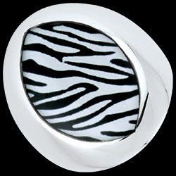<a href=http://argent.edenly.com/bagues-larges-argent/bague-zebra,6162,2008.html?liste_cat=2008 style=color:#fff;text-decoration:none;><u>Bague Zebra 1</u><br><br><strike>140 €</strike> (-29%) <b style=color:#FF9999;>100 €</b></a>