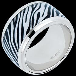 <a href=http://argent.edenly.com/bagues-larges-argent/bague-zebra,6166,2008.html?liste_cat=2008 style=color:#fff;text-decoration:none;><u>Bague Zebra 2</u><br><br><b>140 €</b></a>
