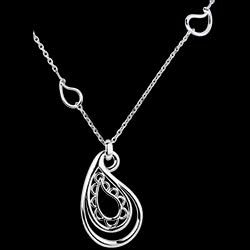 <a href=http://argent.edenly.com/collier-ras-le-cou-argent/collier-cachemire,6169,2016.html?liste_cat=2016 style=color:#fff;text-decoration:none;><u>Collier Cachemire</u><br><br><strike>160 €</strike> (-31%) <b style=color:#FF9999;>110 €</b></a>