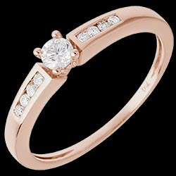 <a href=http://de.edenly.com/solitar-umrandet-von-diamanten/solitar-octave-in-rotgold-21-karat-diamanten,3174,4.html?liste_cat=4 style=color:#fff;text-decoration:none;><u>Solit�r Octave in Rotgold - 0.21 Karat - 9 Diamanten</u><br><br><strike>720 €</strike> (-19%) <b style=color:#FF9999;>580 €</b></a>