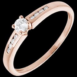 <a href=http://de.edenly.com/solitar-umrandet-von-diamanten/solitar-octave-in-rotgold-27-karat-diamanten,3186,4.html?liste_cat=4 style=color:#fff;text-decoration:none;><u>Solit�r Octave in Rotgold - 0.27 Karat - 9 Diamanten</u><br><br><strike>1000 €</strike> (-20%) <b style=color:#FF9999;>800 €</b></a>