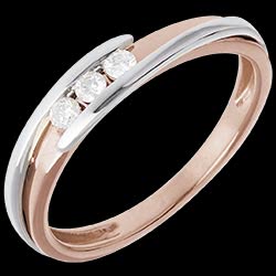 <a href=http://de.edenly.com/ringe-klassisch/trilogie-ring-bipolar-in-rotgold,3185,7.html?liste_cat=7 style=color:#fff;text-decoration:none;><u>AP3185 - Trilogie-Ring Bipolar in Weiss- und Rotgold - 3 Diamanten</u><br><br><strike>770 €</strike> (-32%) <b style=color:#FF9999;>520 €</b></a>