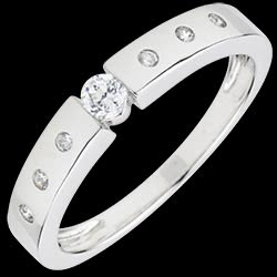 <a href=http://it.edenly.com/anelli-sottili/anello-solitario-desiree-oro-bianco,2159,7.html?url=anelli&liste_cat=6X7X8X32X33X35X43 style=color:#fff;text-decoration:none;>Anello Solitario D�sir�e oro bianco <br><b style=color:#FFE492;>590 €</b> (-37%) </a>