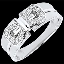 <a href=http://www.edenly.com/bagues-larges/bague-noeud-corset-or-blanc,685,8.html?liste_cat=6X7X8X32X33X35 style=color:#fff;text-decoration:none;><u>Bague Noeud Corset or blanc</u><br><br><strike>560 €</strike> (-48%) <b style=color:#FF9999;>290 €</b></a>