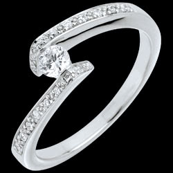 <a href=http://mariage.edenly.com/solitaires-diamant-accompagnes/bague-solitaire-accompagne-promise,691,1004.html style=color:#fff;text-decoration:none;><u>Bague Solitaire accompagn� Promise or blanc diamant</u><br><br><b>920 €</b></a>